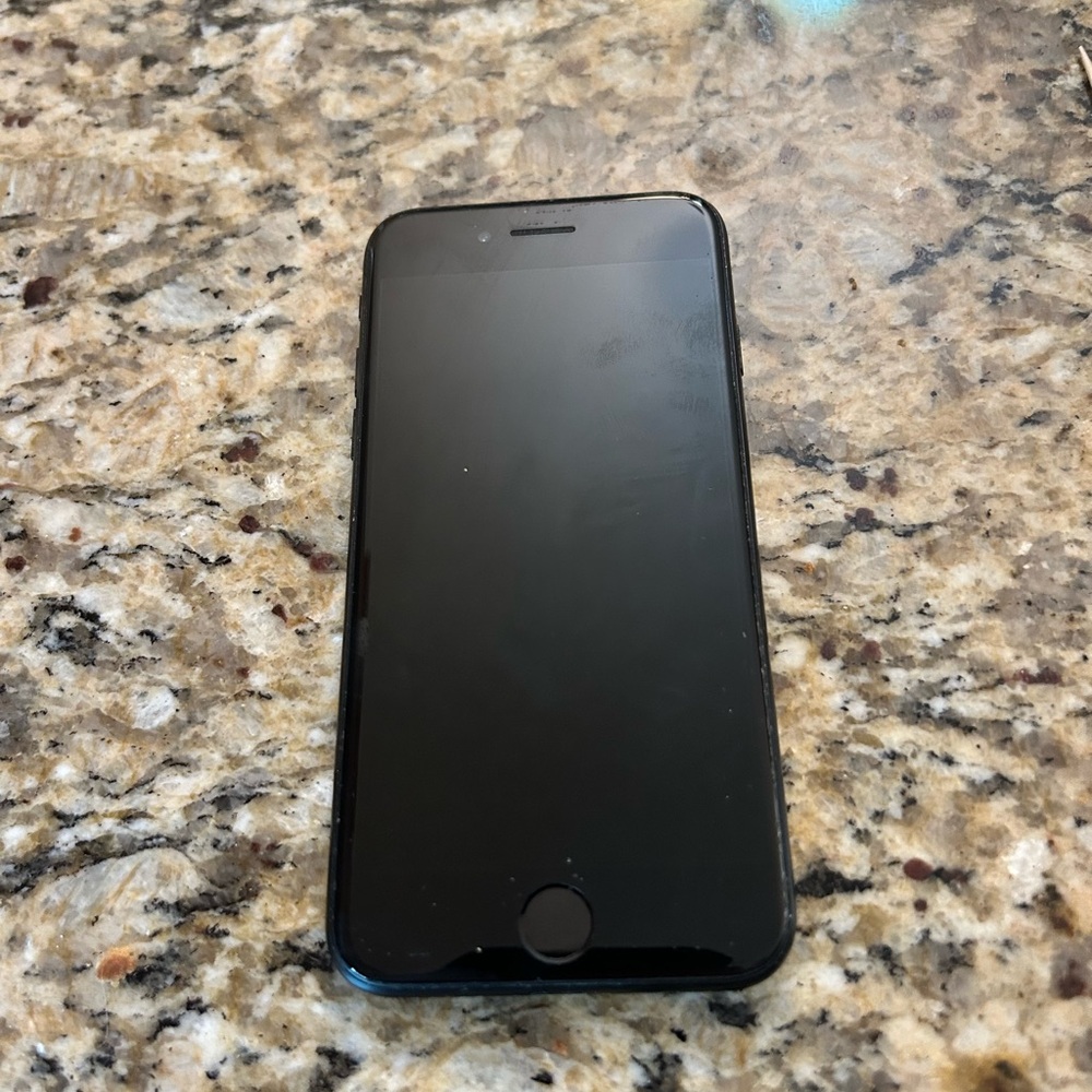 iPhone SE - Picture 2 of 6